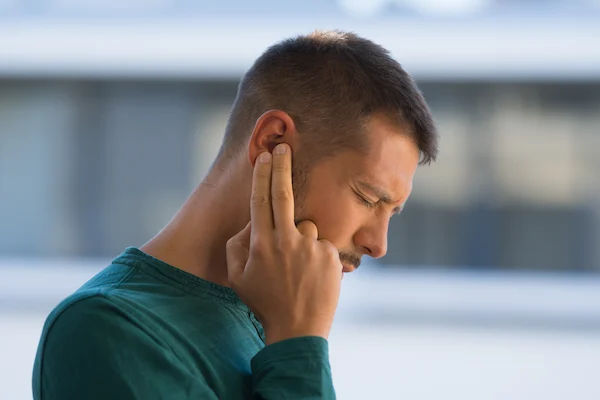 Tinnitus: Symptoms, Causes, and Treatment