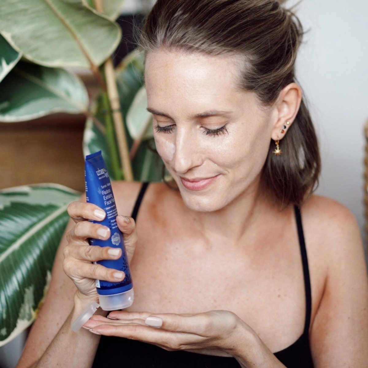 Urban Veda Radiance Exfoliating Facial Polish 125 ml | Turmeric, Marigold, Patchouli, Coriander | Deeply Cleanses, Brightens Skin | For Dry, Dehydrated Skin, Pack of 1 Urban Veda Radiance Exfoliating Facial Polish 125 ml | Turmeric, Marigold, Patchouli, Coriander | Deeply Cleanses, Brightens Skin | For Dry, Dehydrated Skin, Pack of 1