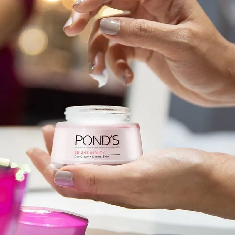 Pond's Bright Beauty SPF15 PA++ Spot-less Day Cream, 50 gm, Pack of 1 Pond's Bright Beauty SPF15 PA++ Spot-less Day Cream, 50 gm, Pack of 1