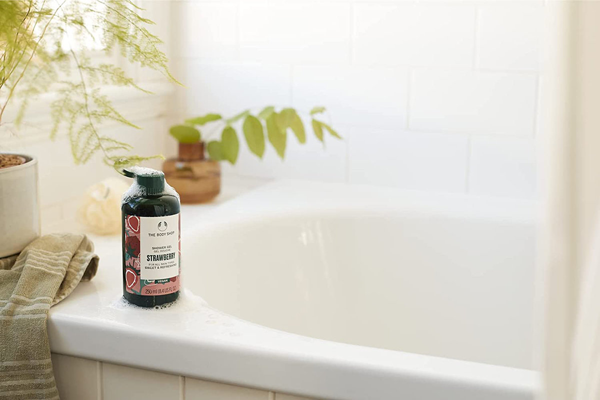 The Body Shop Strawberry Shower Gel 250 ml | Sweet And Refreshing | Cleanses & Refreshes Skin | For All Skin Type, Pack of 1 The Body Shop Strawberry Shower Gel 250 ml | Sweet And Refreshing | Cleanses & Refreshes Skin | For All Skin Type, Pack of 1