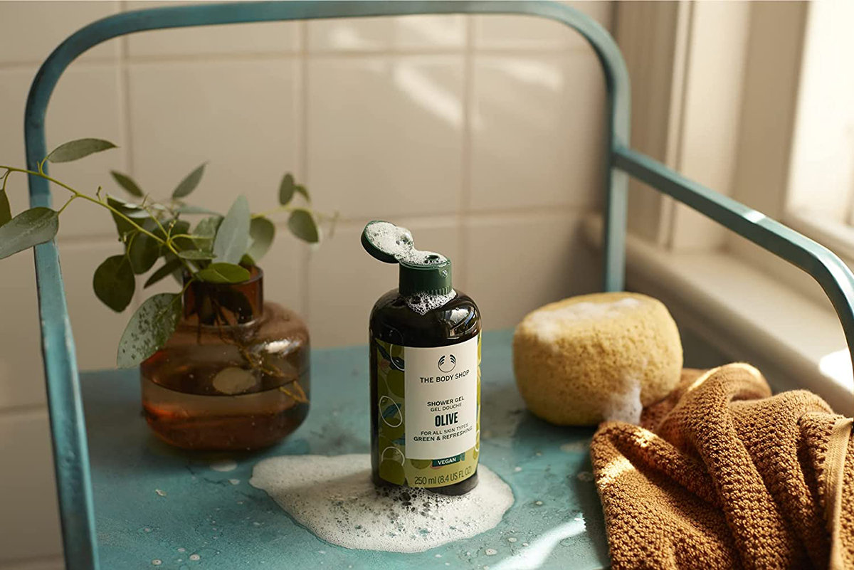The Body Shop Olive Shower Gel 250 ml | Green And Refreshing | Cleanses & Refreshes Skin | For All Skin Type, Pack of 1 The Body Shop Olive Shower Gel 250 ml | Green And Refreshing | Cleanses & Refreshes Skin | For All Skin Type, Pack of 1